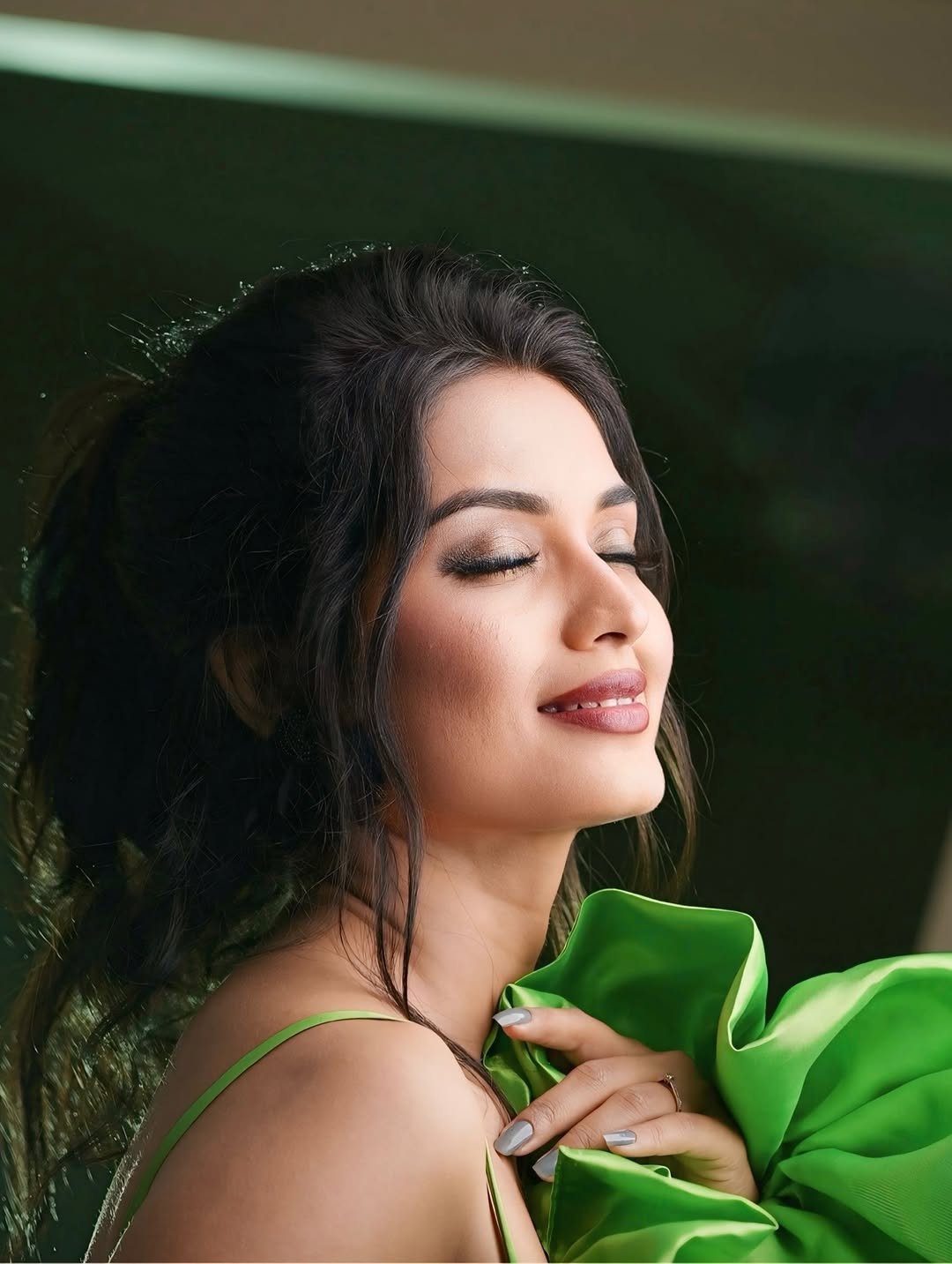 Priyanka Jain in Green Gown – Bold & Stylish Look (6)