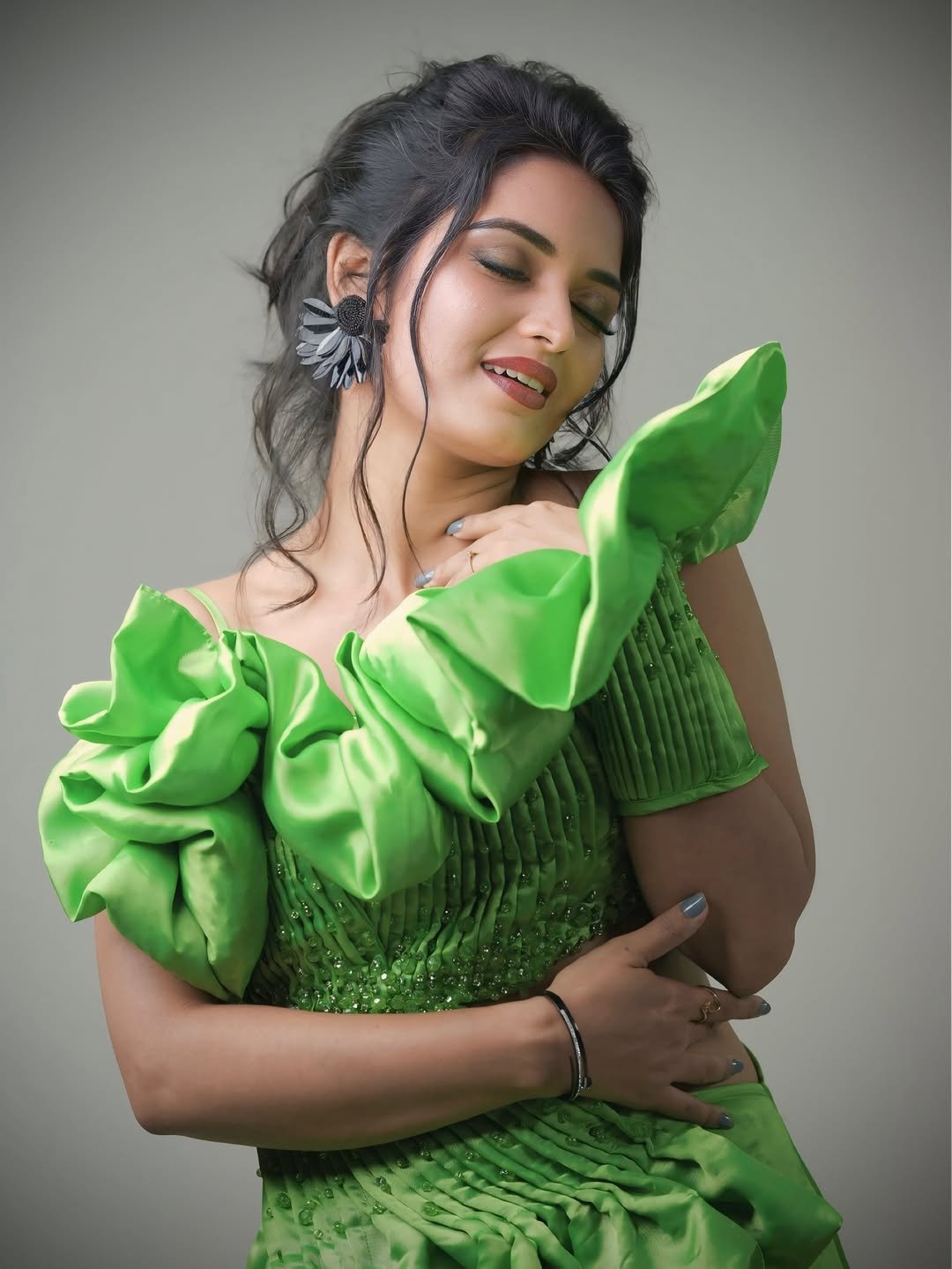 Priyanka Jain in Green Gown – Bold & Stylish Look (7)