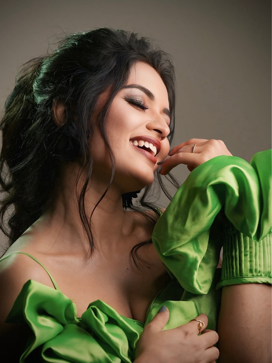 Priyanka Jain in Green Gown – Bold & Stylish Look (9)