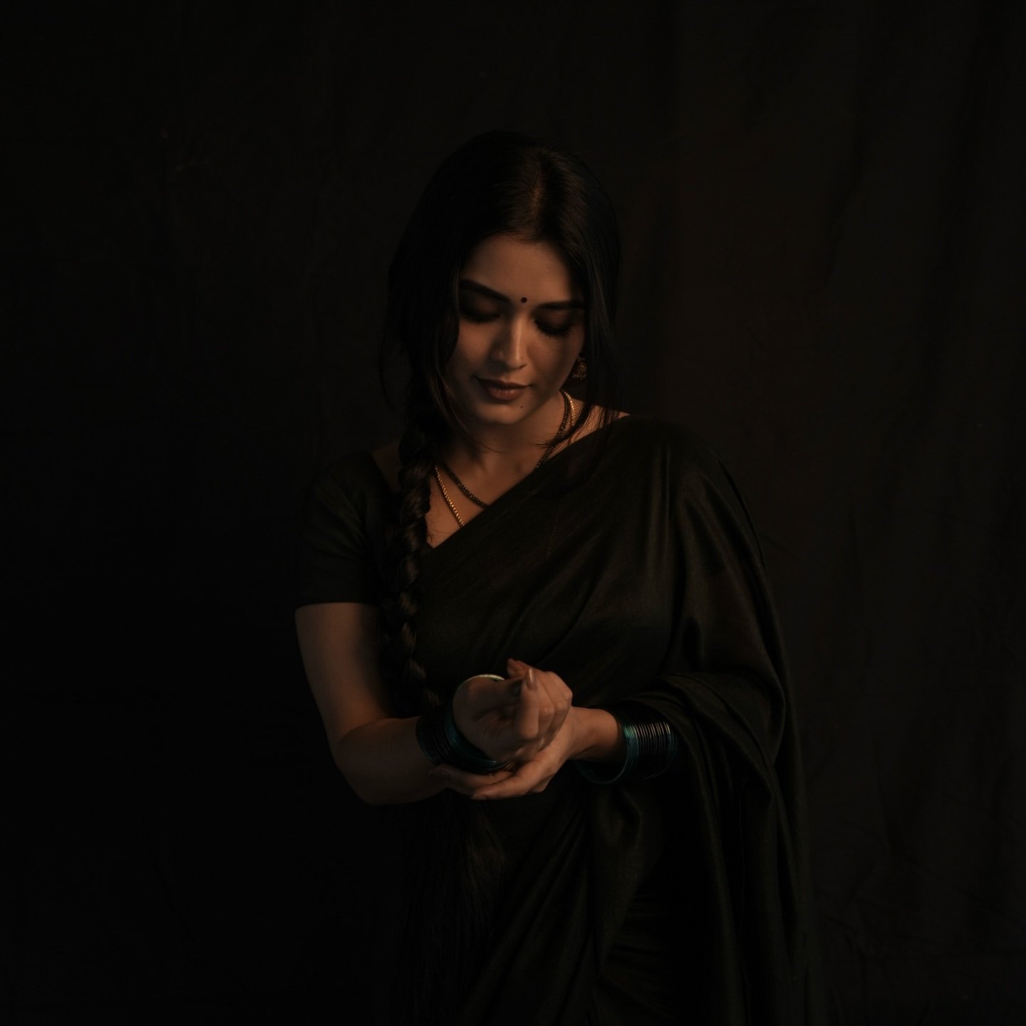 Priyanka Jain’s Latest Photos in Black Saree (11)