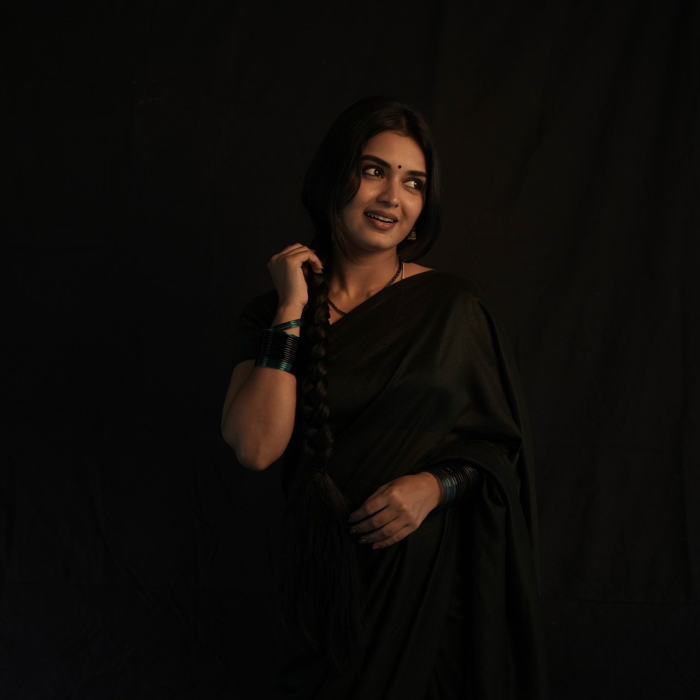 Priyanka Jain’s Latest Photos in Black Saree (13)
