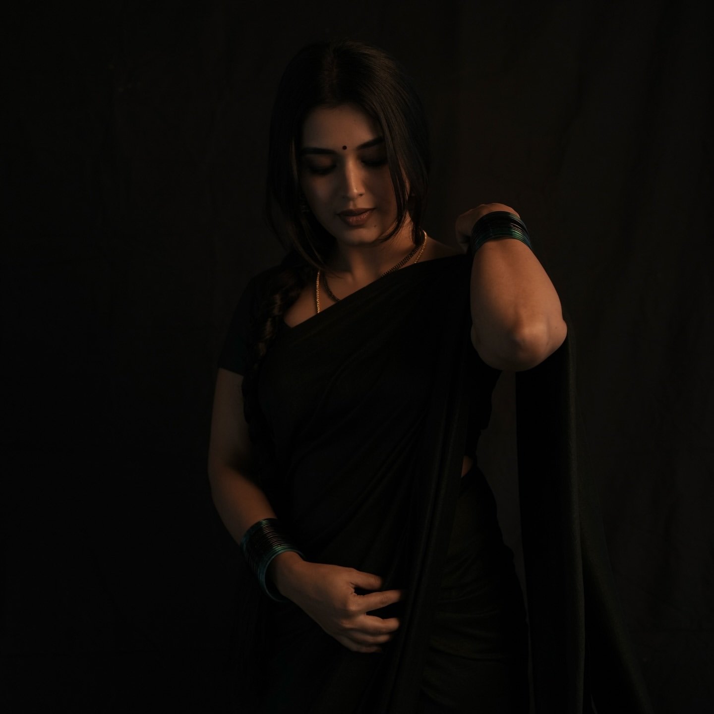 Priyanka Jain’s Latest Photos in Black Saree (17)