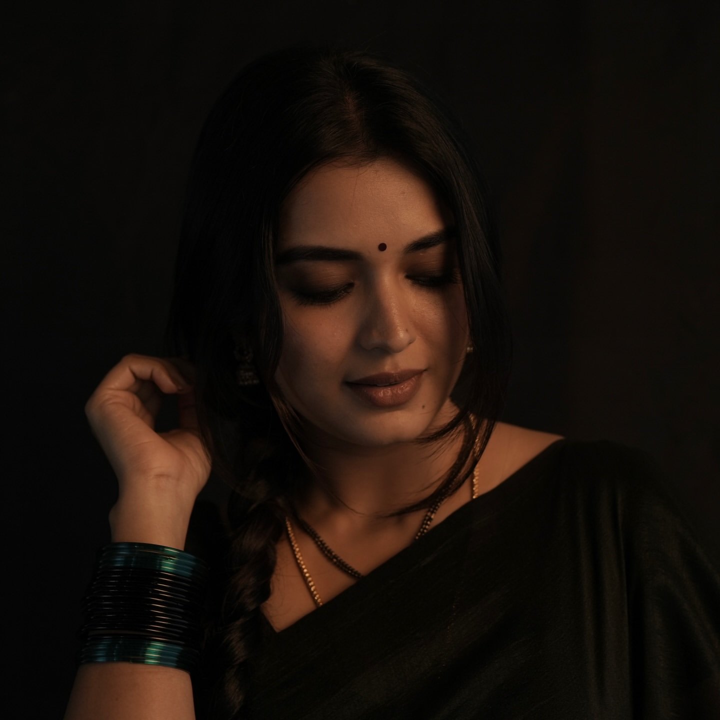Priyanka Jain’s Latest Photos in Black Saree (21)