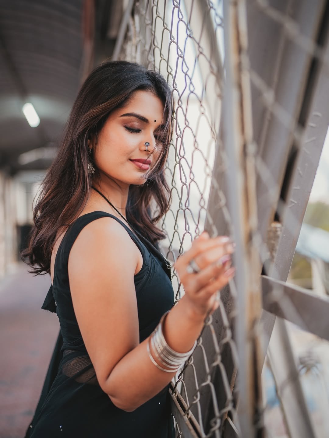 Priyanka Jain’s Latest Photos in Black Saree (27)