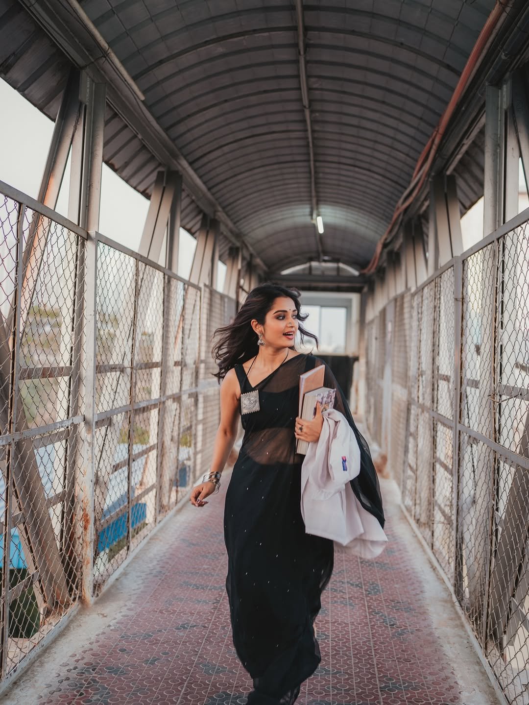 Priyanka Jain’s Latest Photos in Black Saree (30)