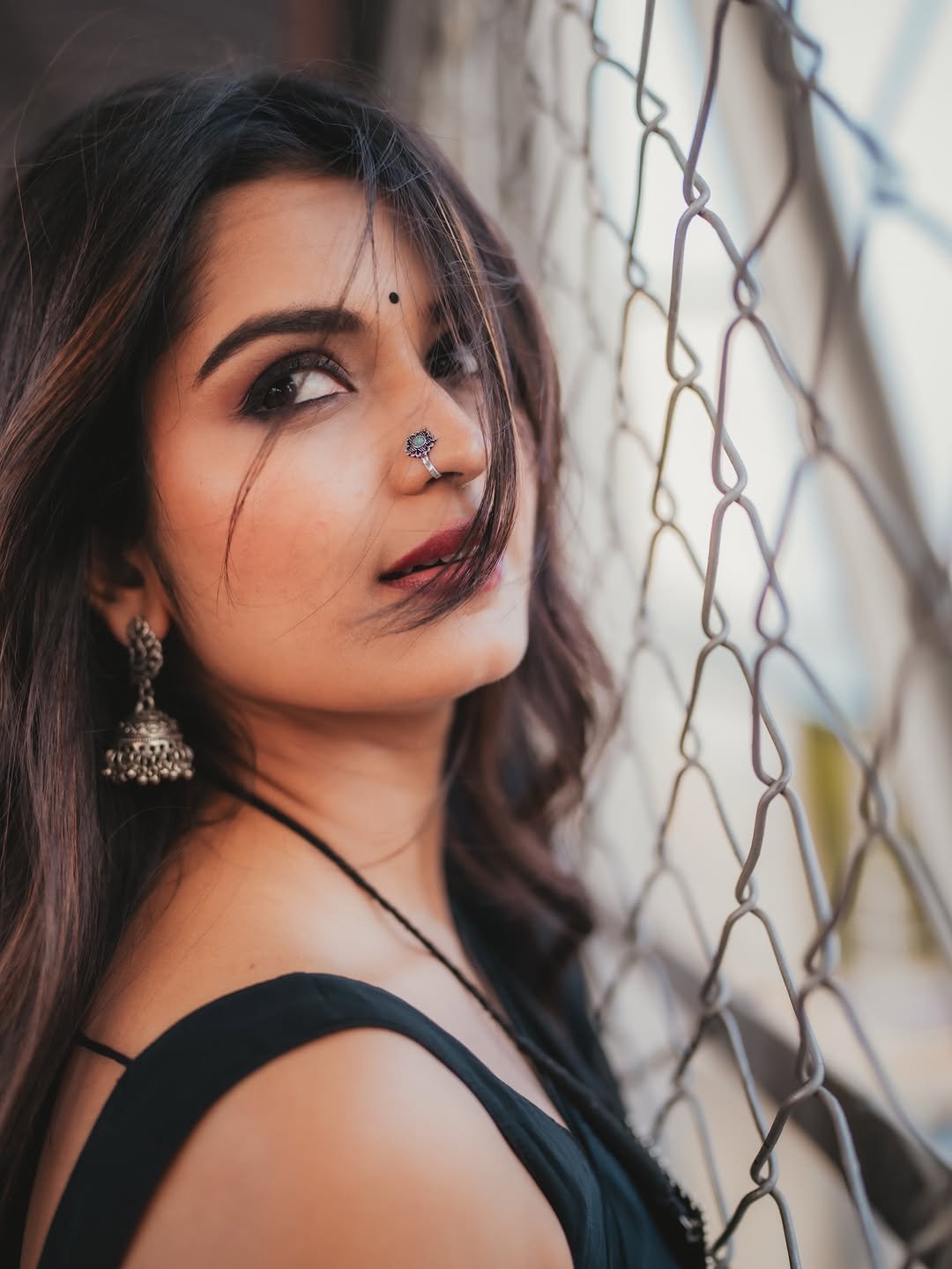 Priyanka Jain’s Latest Photos in Black Saree (33)