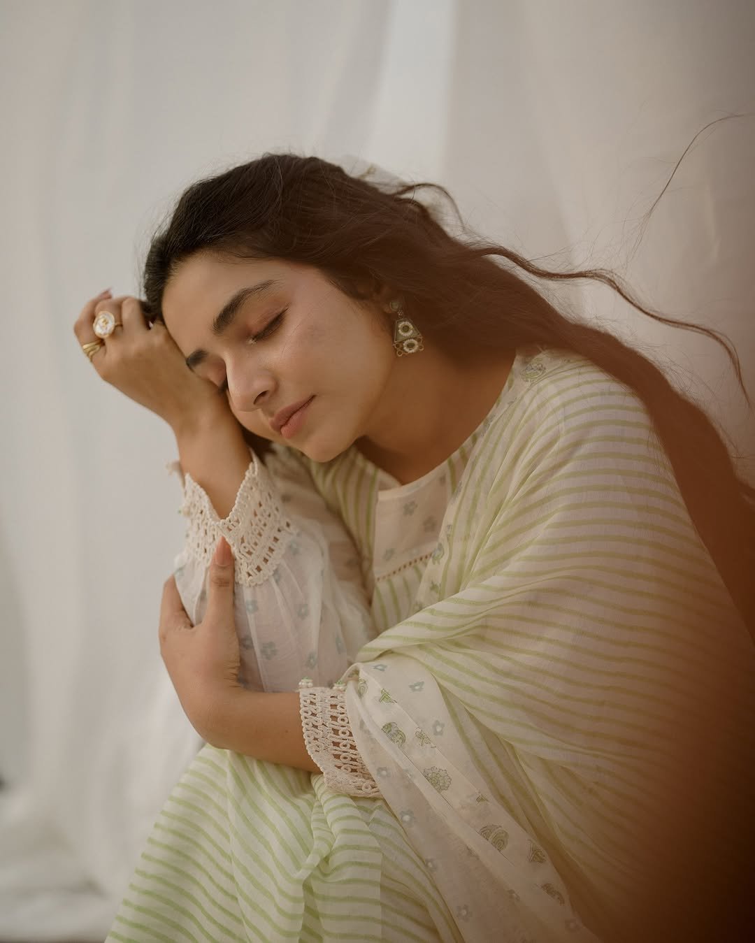 Rajisha Vijayan Graceful Traditional Look Photoshoot – Stunning HD Images (2)