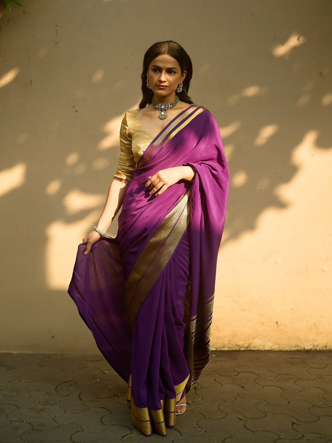 Shraddha Srinath Purple Saree – Traditional Gold Blouse Look (11)