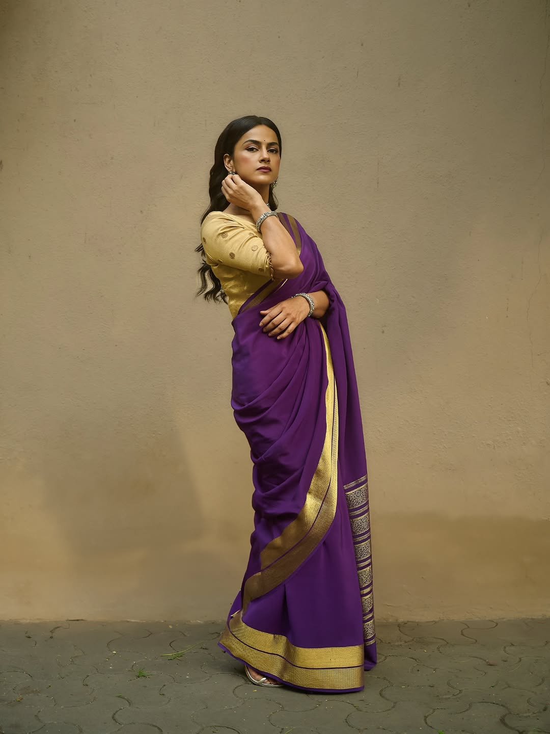 Shraddha Srinath Purple Saree – Traditional Gold Blouse Look (2)