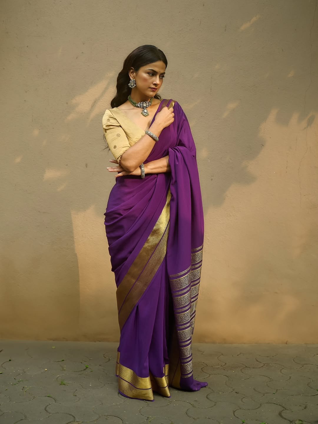 Shraddha Srinath Purple Saree – Traditional Gold Blouse Look (4)