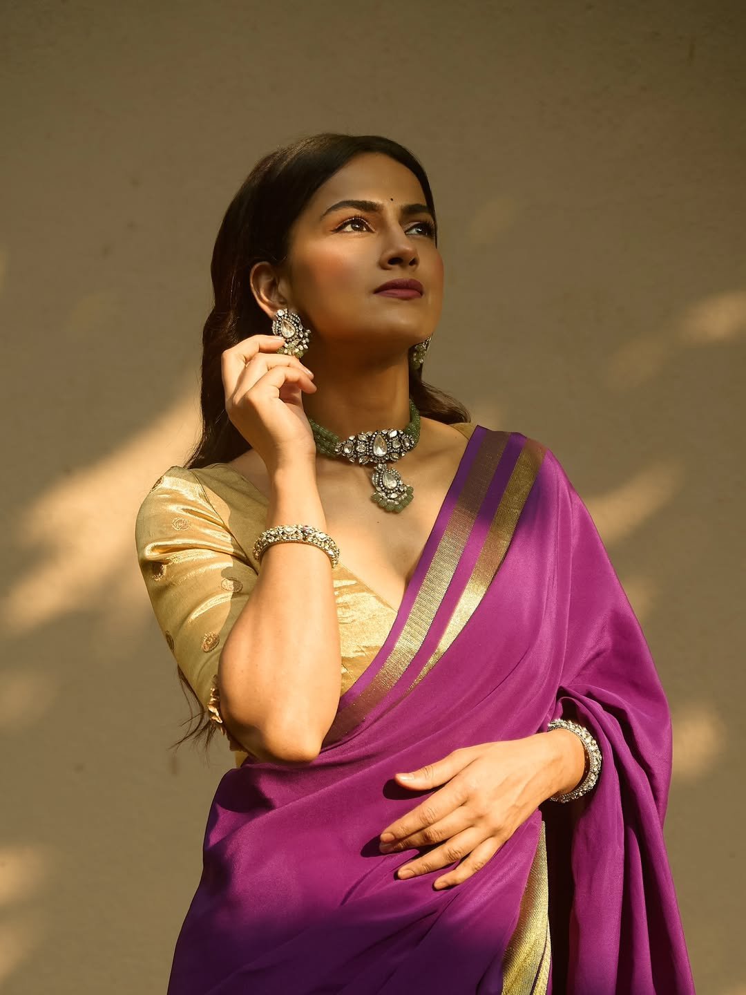 Shraddha Srinath Purple Saree – Traditional Gold Blouse Look (9)