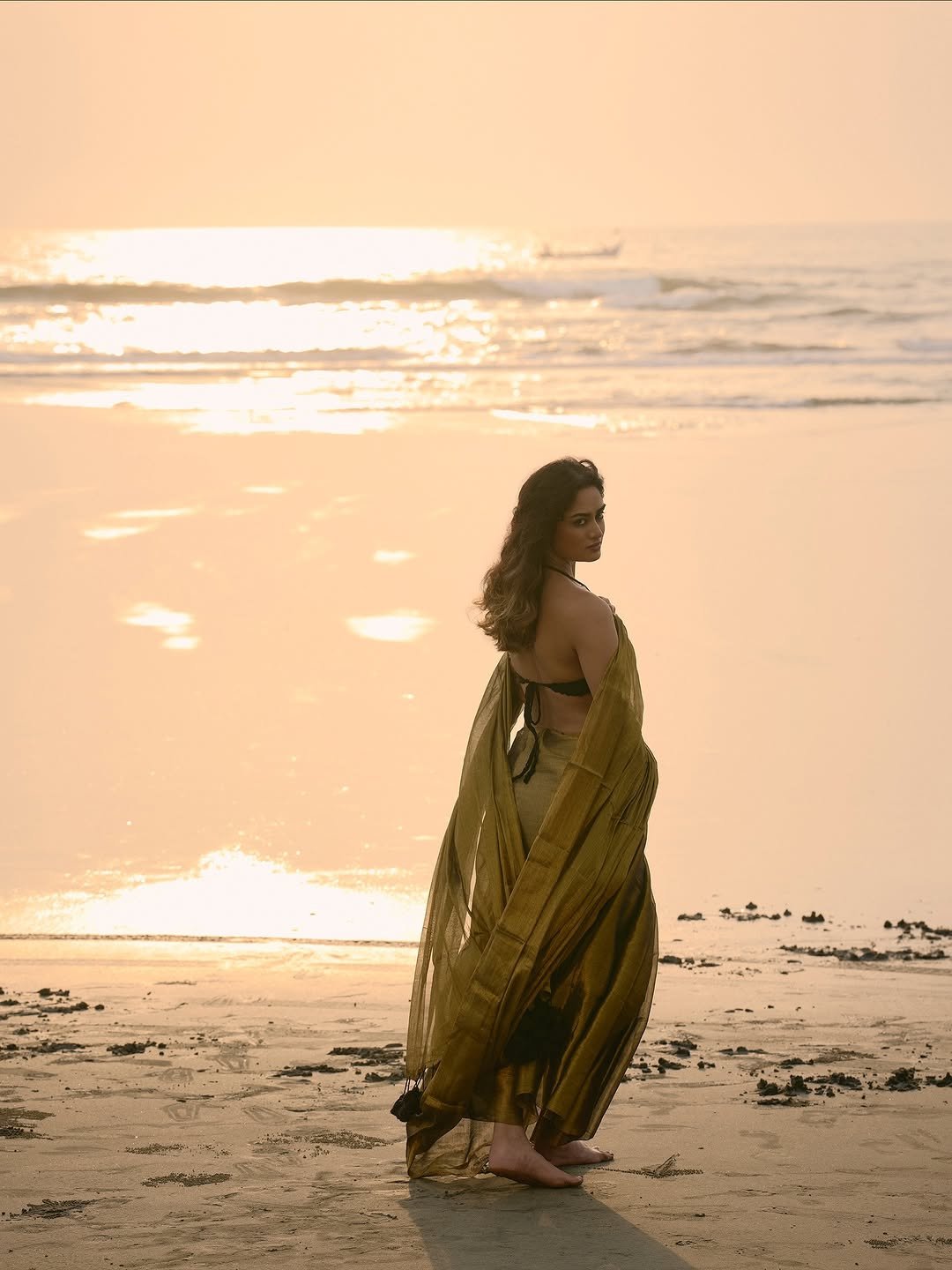 Shwetha Gadad Beachside Photoshoot in Traditional Look – Stunning HD Images (11)