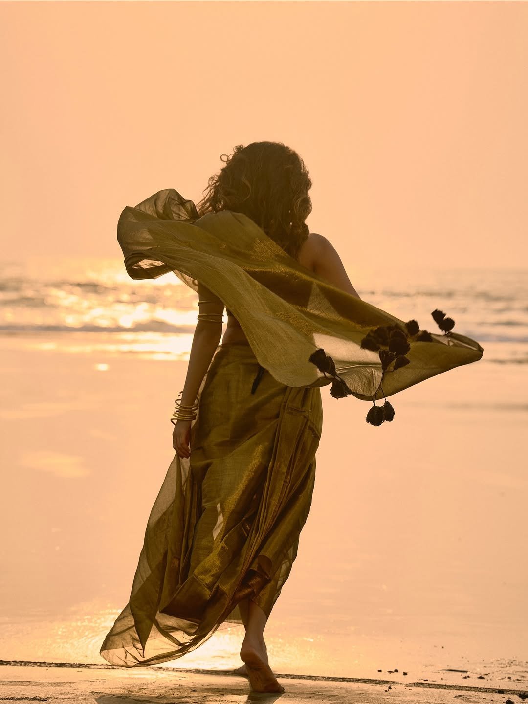 Shwetha Gadad Beachside Photoshoot in Traditional Look – Stunning HD Images (12)