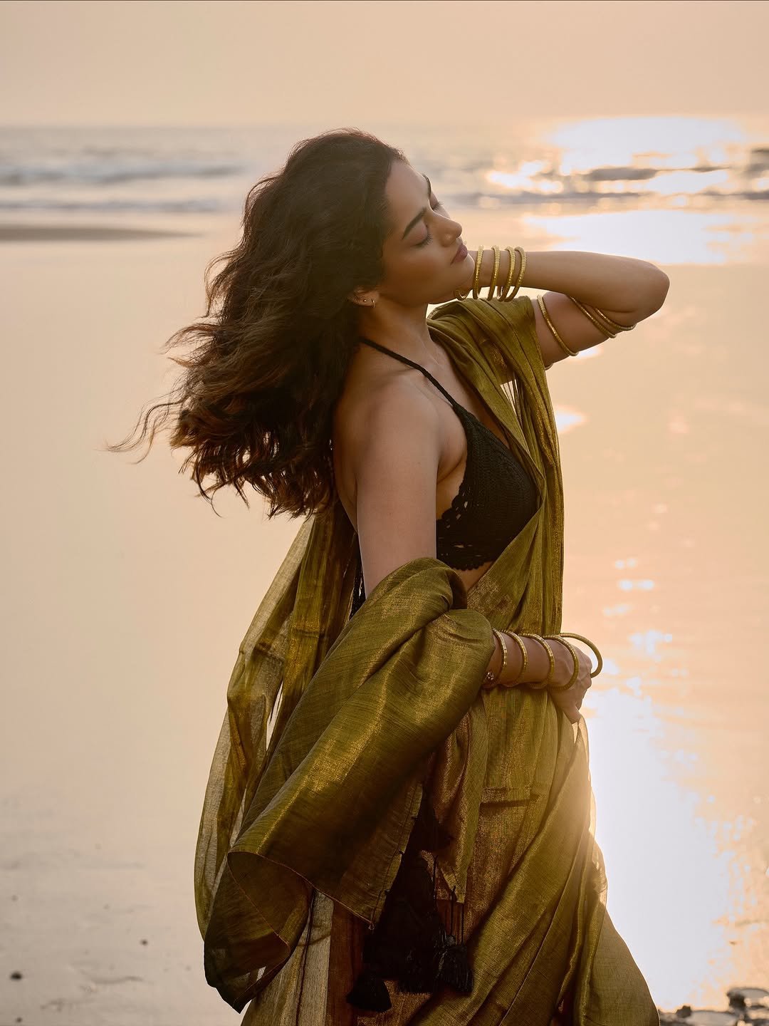 Shwetha Gadad Beachside Photoshoot in Traditional Look – Stunning HD Images (2)