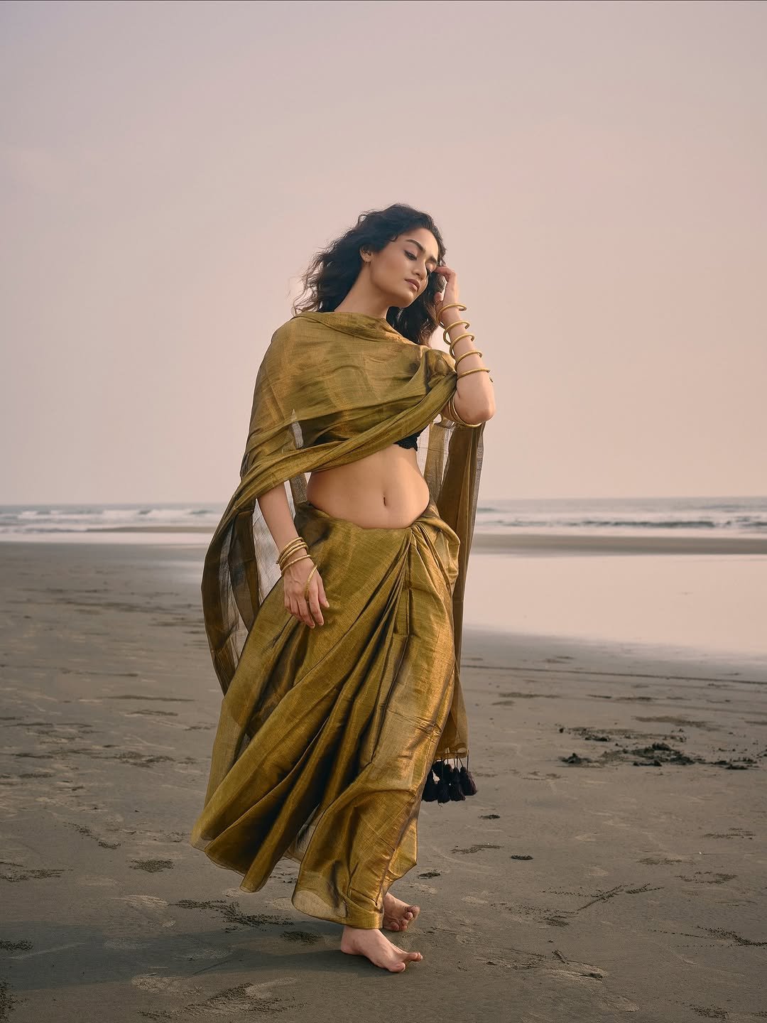 Shwetha Gadad Beachside Photoshoot in Traditional Look – Stunning HD Images (5)