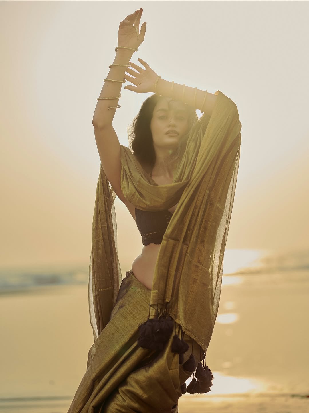 Shwetha Gadad Beachside Photoshoot in Traditional Look – Stunning HD Images (6)