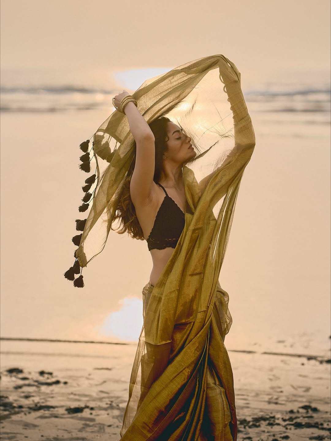 Shwetha Gadad Beachside Photoshoot in Traditional Look – Stunning HD Images (8)