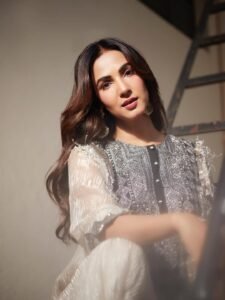 Sonal Chauhan HD Photos in Black Embellished Suit – Stylish Indoor Pics Collection (1)