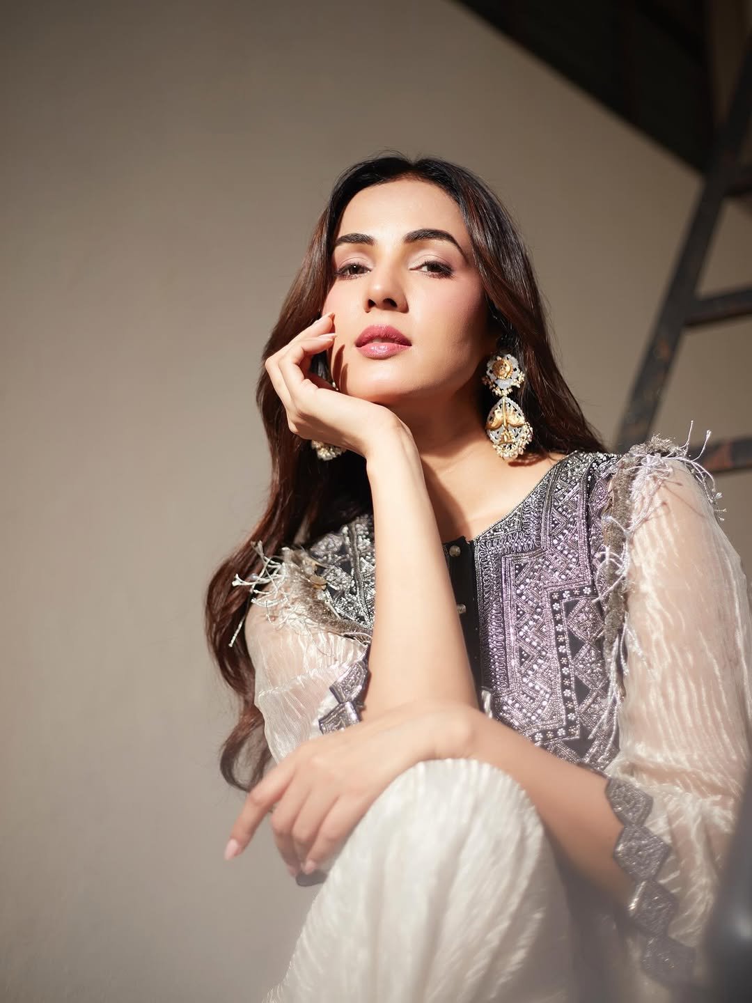 Sonal Chauhan HD Photos in Black Embellished Suit – Stylish Indoor Pics Collection (10)