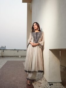 Sonal Chauhan HD Photos in Black Embellished Suit – Stylish Indoor Pics Collection (11)