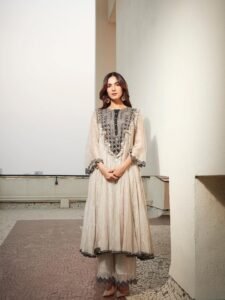 Sonal Chauhan HD Photos in Black Embellished Suit – Stylish Indoor Pics Collection (2)