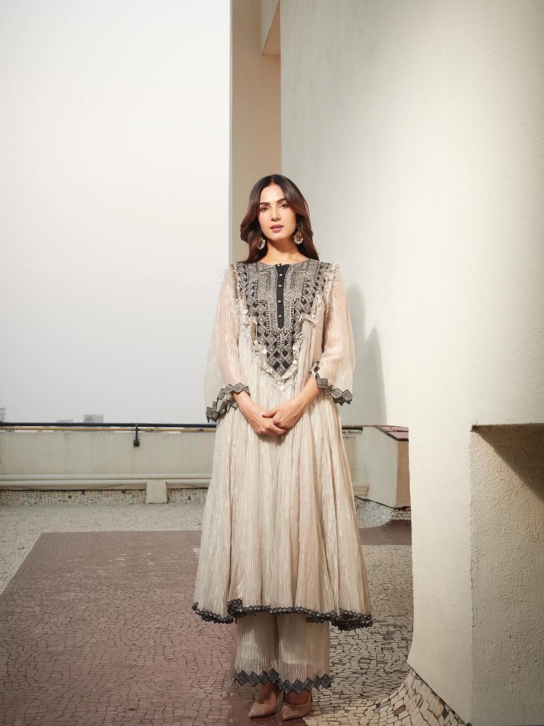 Sonal Chauhan HD Photos in Black Embellished Suit – Stylish Indoor Pics Collection (2)