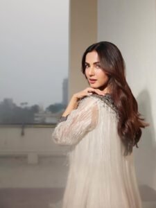 Sonal Chauhan HD Photos in Black Embellished Suit – Stylish Indoor Pics Collection (3)