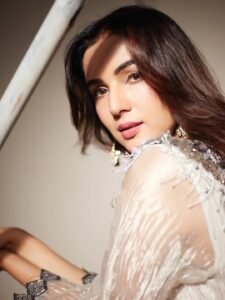 Sonal Chauhan HD Photos in Black Embellished Suit – Stylish Indoor Pics Collection (4)