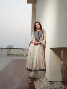 Sonal Chauhan HD Photos in Black Embellished Suit – Stylish Indoor Pics Collection (5)