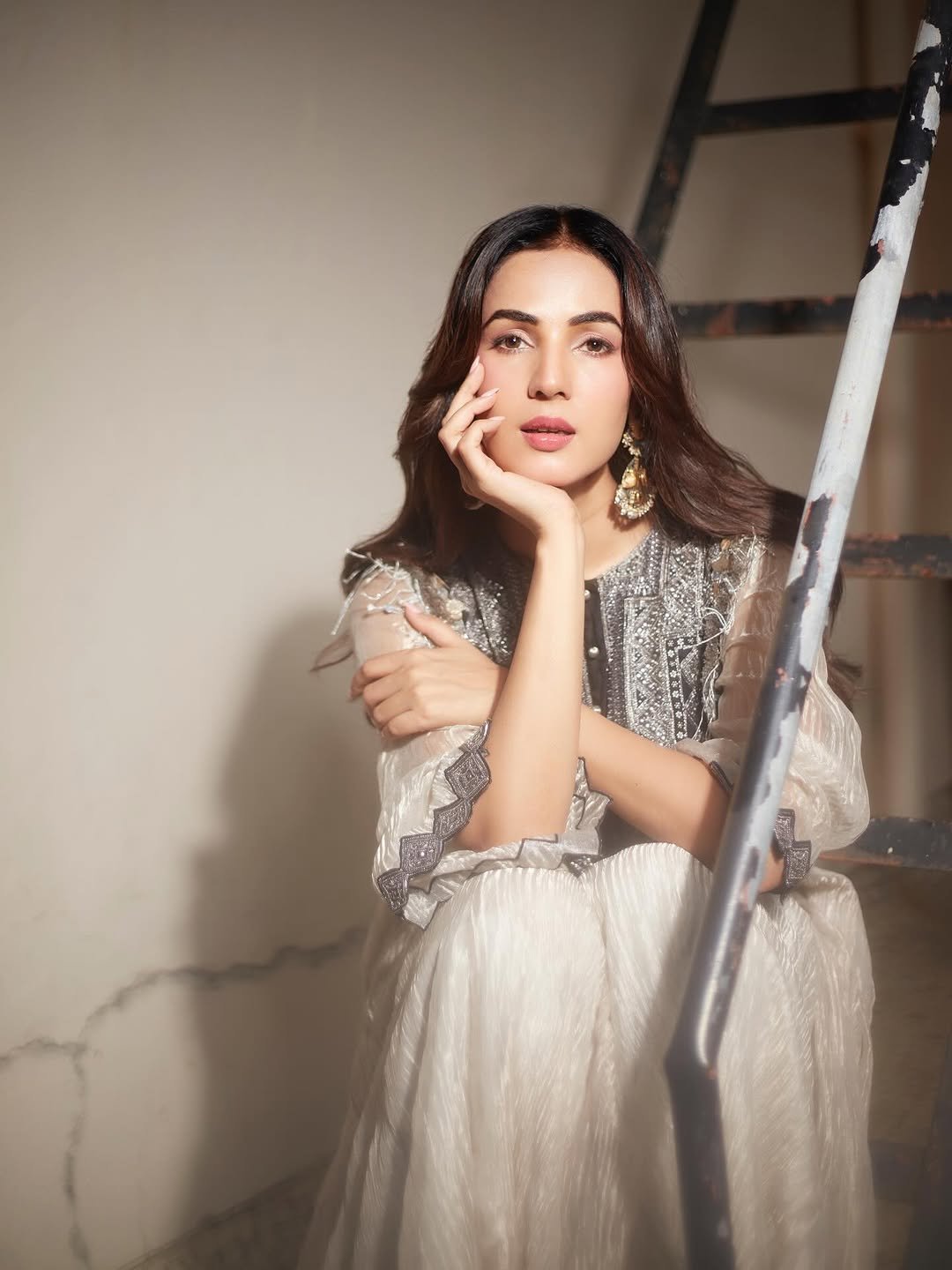 Sonal Chauhan HD Photos in Black Embellished Suit – Stylish Indoor Pics Collection (6)