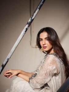 Sonal Chauhan HD Photos in Black Embellished Suit – Stylish Indoor Pics Collection (9)