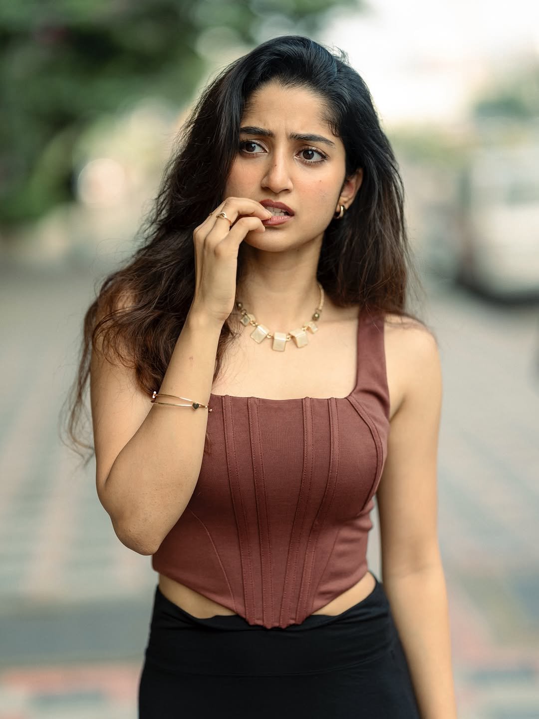 Sushmita Shetty Casual Street Look Photoshoot – Stunning HD Images (1)