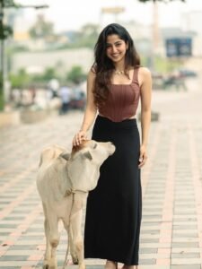 Sushmita Shetty Casual Street Look Photoshoot – Stunning HD Images (11)