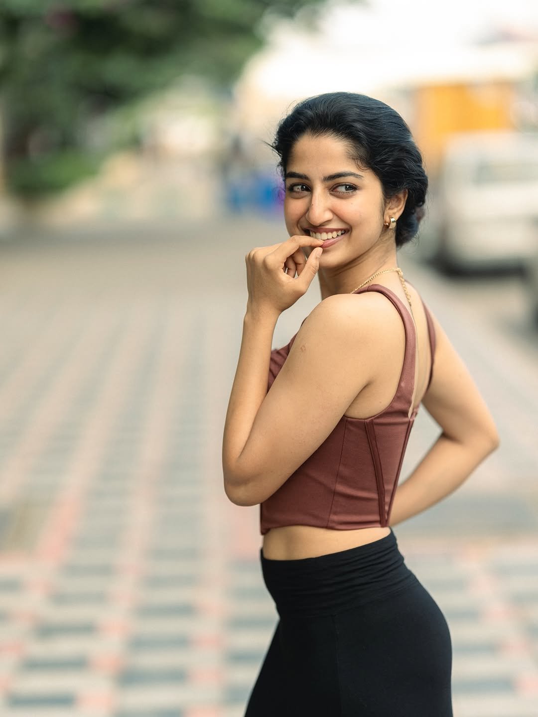 Sushmita Shetty Casual Street Look Photoshoot – Stunning HD Images (17)