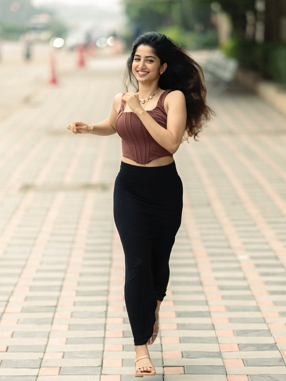 Sushmita Shetty Casual Street Look Photoshoot – Stunning HD Images (3)