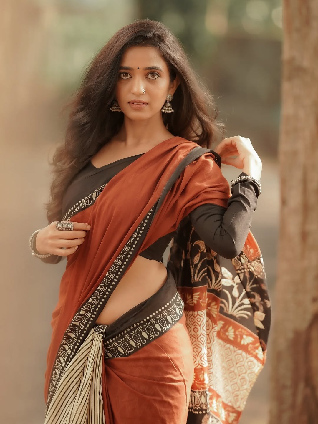 Trupti Ravindra Looks Hot in a Traditional Saree – Latest Photos (1)