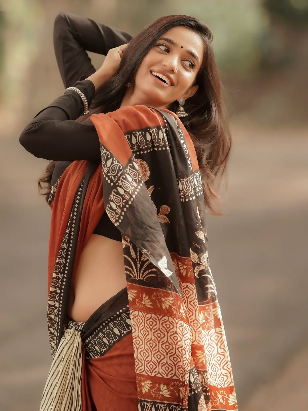 Trupti Ravindra Looks Hot in a Traditional Saree – Latest Photos (10)