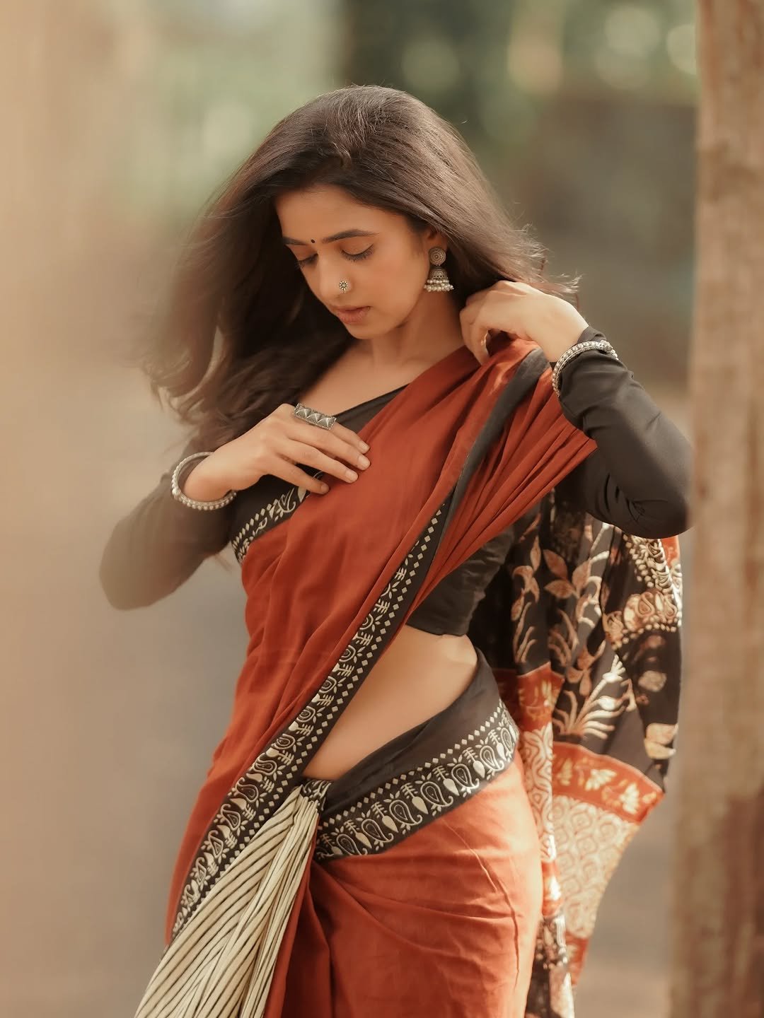 Trupti Ravindra Looks Hot in a Traditional Saree – Latest Photos (12)