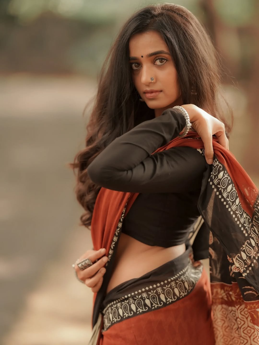 Trupti Ravindra Looks Hot in a Traditional Saree – Latest Photos (4)