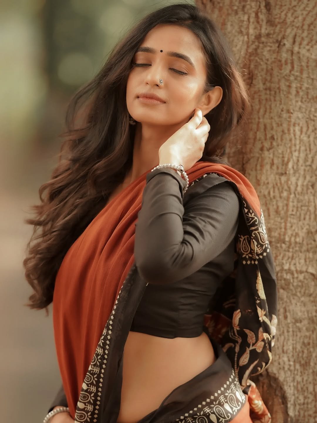 Trupti Ravindra Looks Hot in a Traditional Saree – Latest Photos (7)