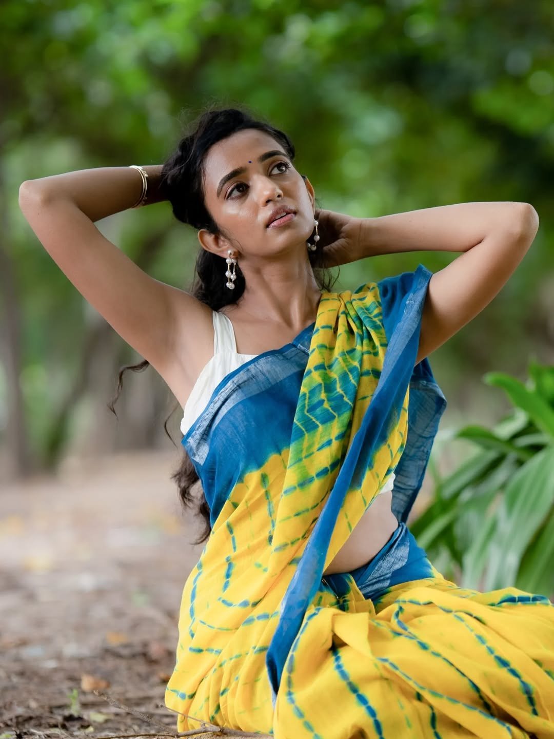 Trupti Ravindra Saree Photoshoot – Hot Yellow Blue Saree HD Images (1)