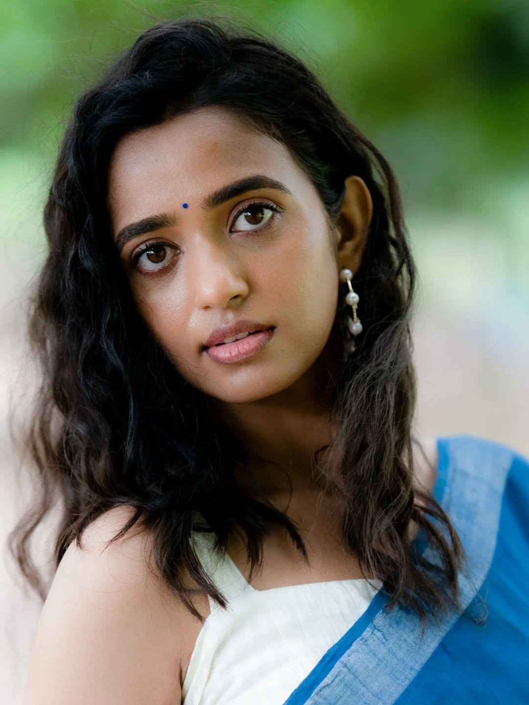 Trupti Ravindra Saree Photoshoot – Hot Yellow Blue Saree HD Images (3)