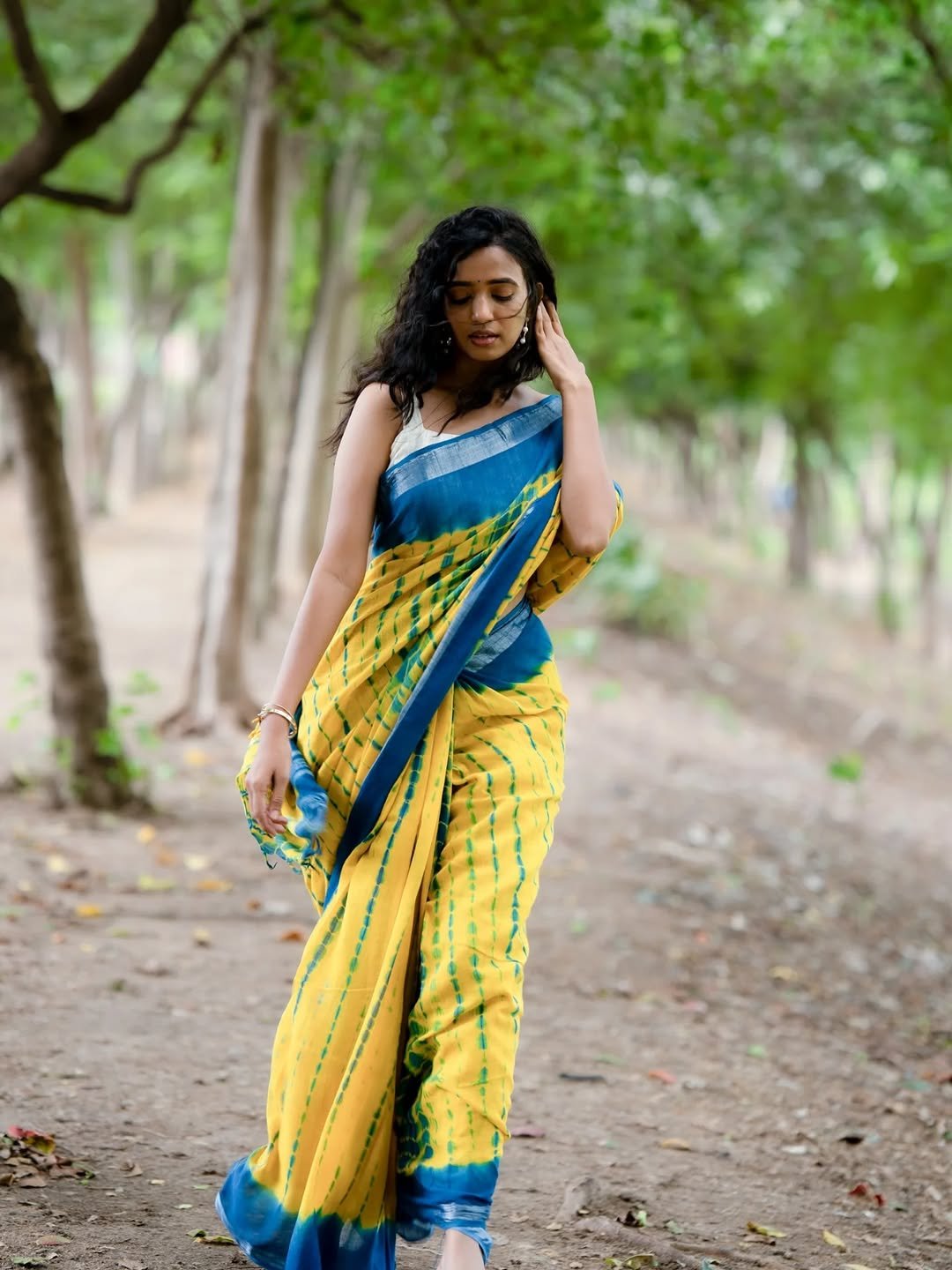 Trupti Ravindra Saree Photoshoot – Hot Yellow Blue Saree HD Images (6)