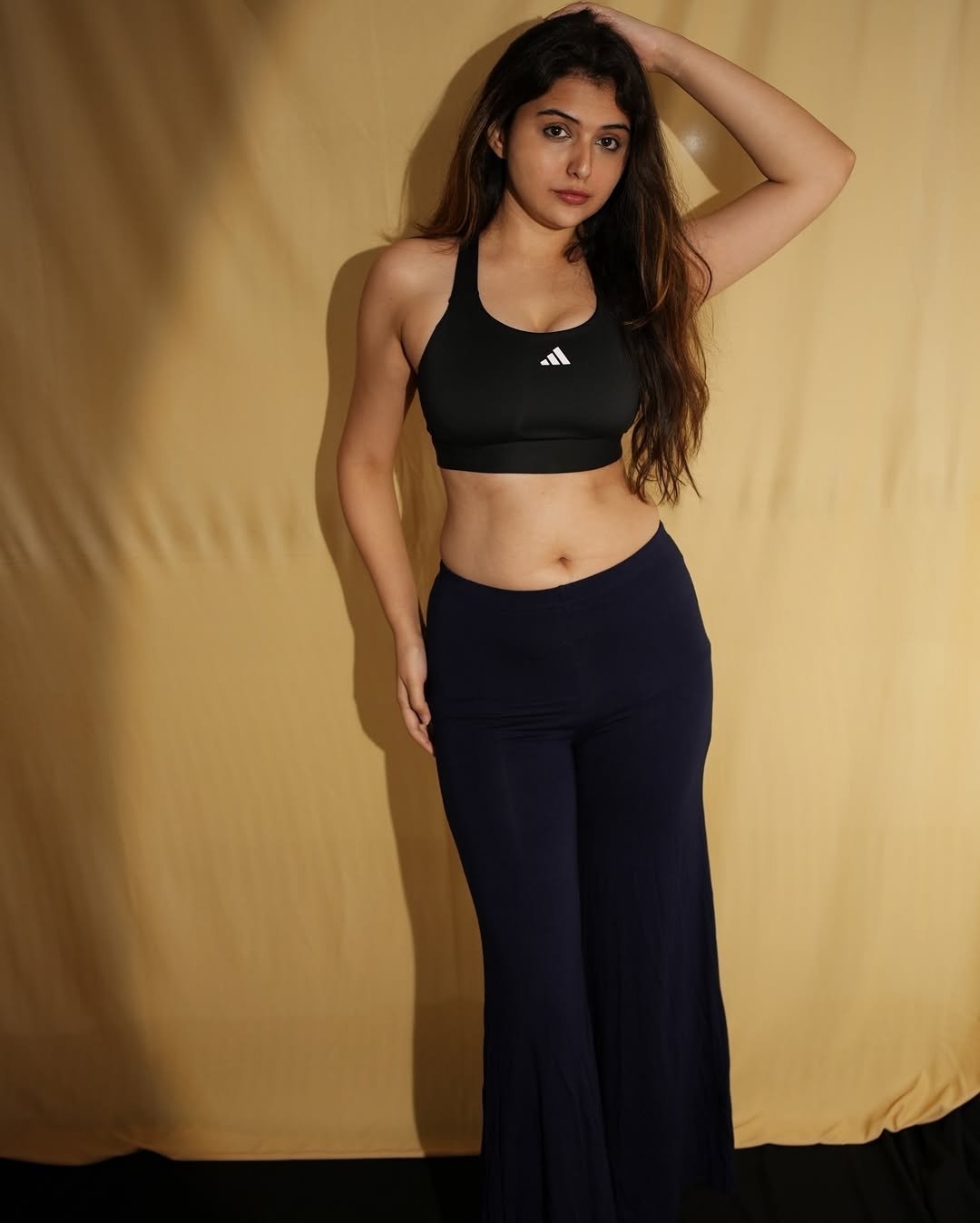 Vedvika Soni HD Photos in Black Sports Bra – Bold Gym Look Images (10)