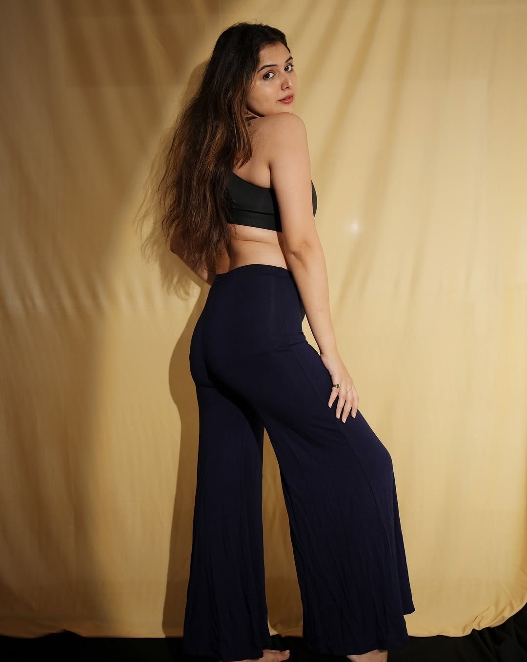 Vedvika Soni HD Photos in Black Sports Bra – Bold Gym Look Images (11)