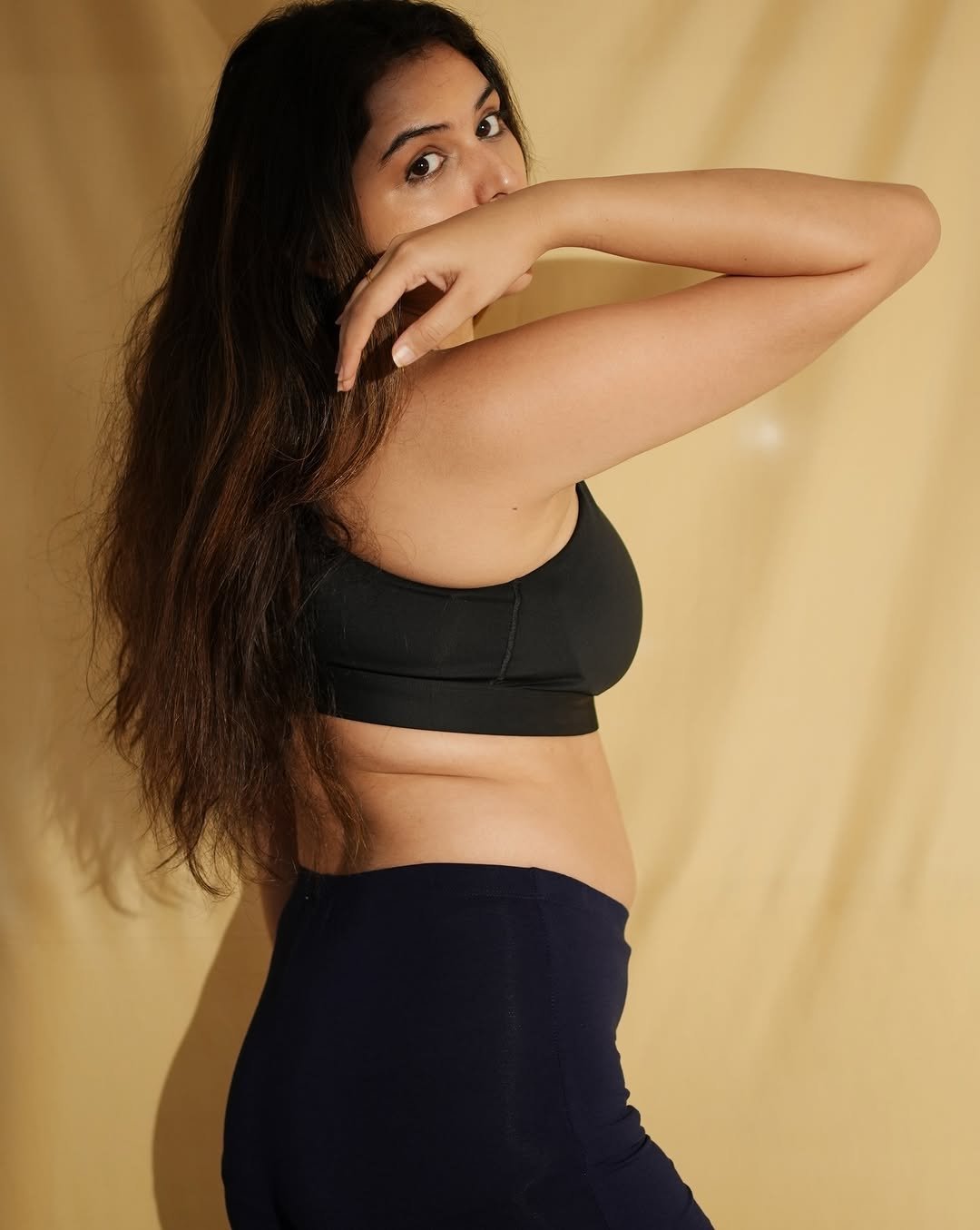 Vedvika Soni HD Photos in Black Sports Bra – Bold Gym Look Images (17)
