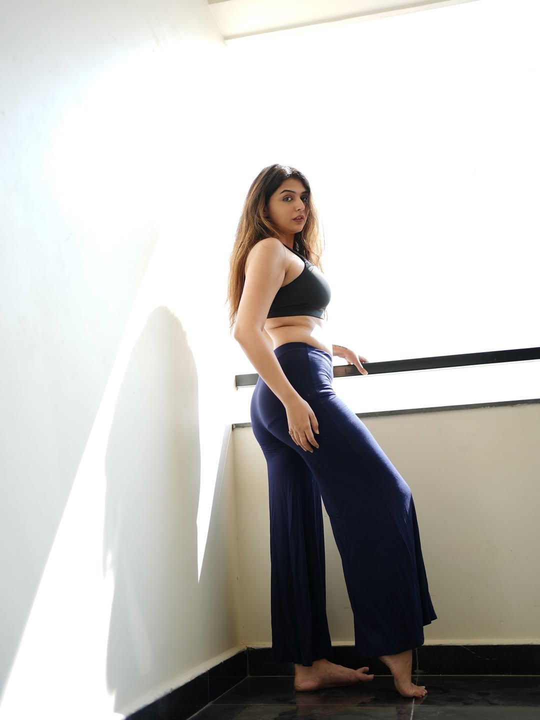 Vedvika Soni HD Photos in Black Sports Bra – Bold Gym Look Images (2)