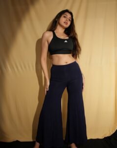 Vedvika Soni HD Photos in Black Sports Bra – Bold Gym Look Images (3)