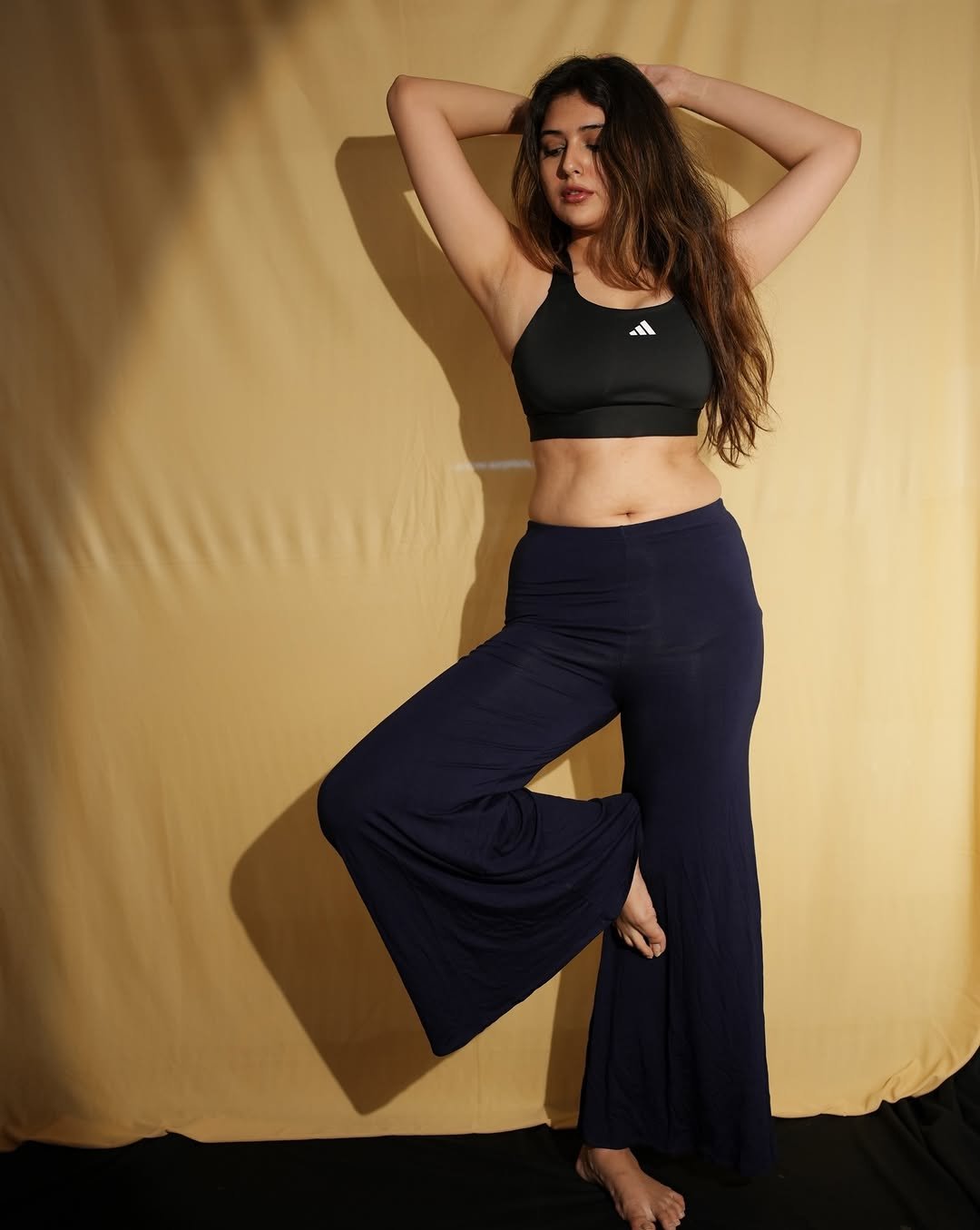 Vedvika Soni HD Photos in Black Sports Bra – Bold Gym Look Images (6)