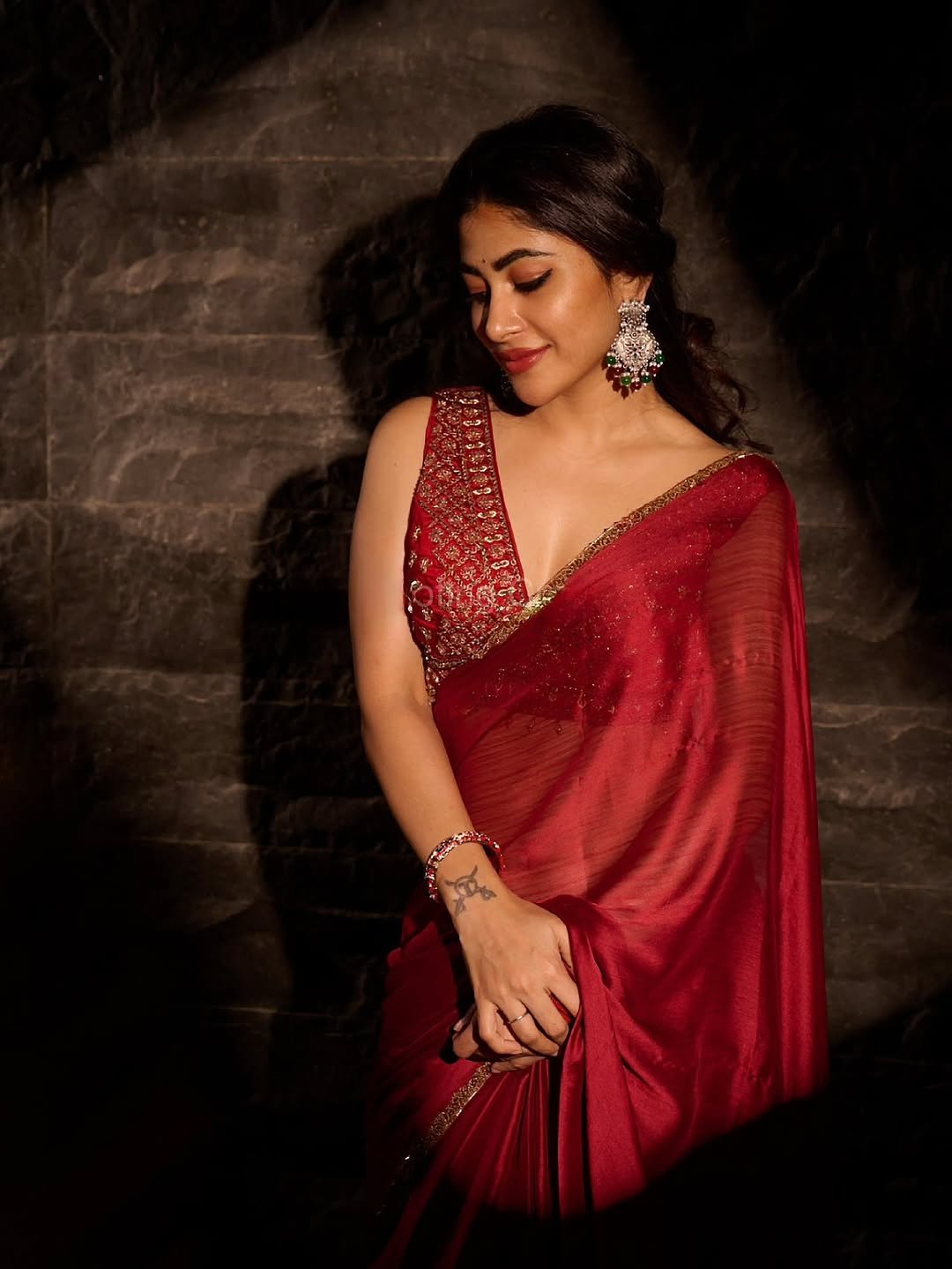 Adhya Thakur Stunning Red Silk Saree Look HD Images (12)